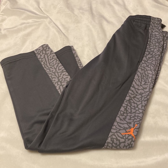 NWT Nike Air Jordan Boy's Jumpman Therma Pants, Dark Grey & side print - Picture 4 of 6